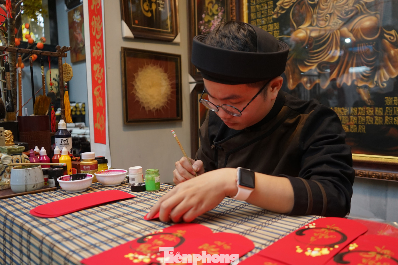 Năm nay, phố ông đồ có gần 50 ông đồ trẻ. Các quầy cho chữ được sắp xếp dọc theo tuyến đường Phạm Ngọc Thạch, Nguyễn Thị Minh Khai… Khách đến đây có thể “xin chữ” để gửi gắm những ước nguyện ngày xuân của mình.