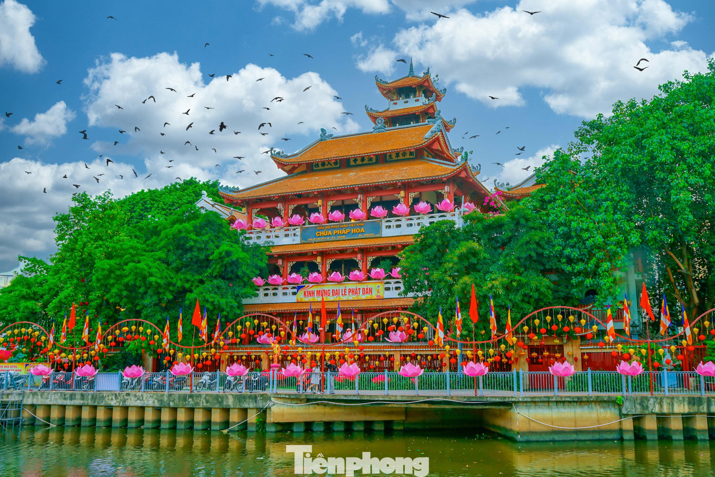 Chùa Pháp Hoa trên đường Trường Sa (quận 3) được thiết trí cờ, hoa, pano, biểu ngữ mừng đại lễ Phật đản. Được biết, chùa Pháp Hoa là nơi diễn ra lễ hội thả hoa đăng vào lúc 18h ngày 12/5. Chùa Pháp Hoa trên đường Trường Sa (quận 3) được thiết trí cờ, hoa, pano, biểu ngữ mừng đại lễ Phật đản. Được biết, chùa Pháp Hoa là nơi diễn ra lễ hội thả hoa đăng vào lúc 18h ngày 12/5.