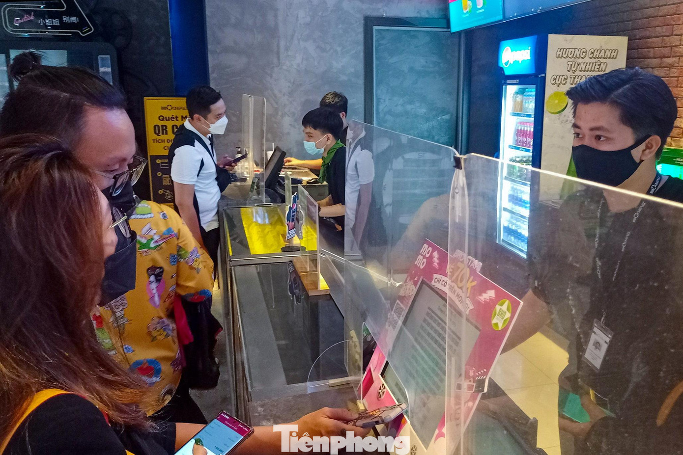 Dù mới chỉ là những suất chiếu sớm vào buổi chiều, thế nhưng số lượng khách đặt vé xem phim online qua các ứng dụng trên điện thoại hoặc đến mua vé trực tiếp tại các rạp phim vẫn liên tục tăng cao.