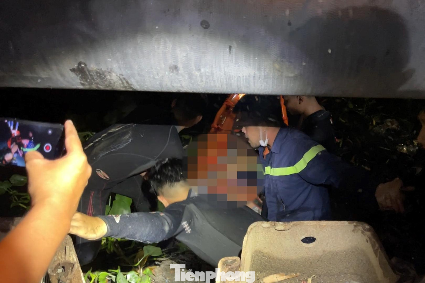 Lực lượng cứu hộ dùng cán đưa nạn nhân lên bờ