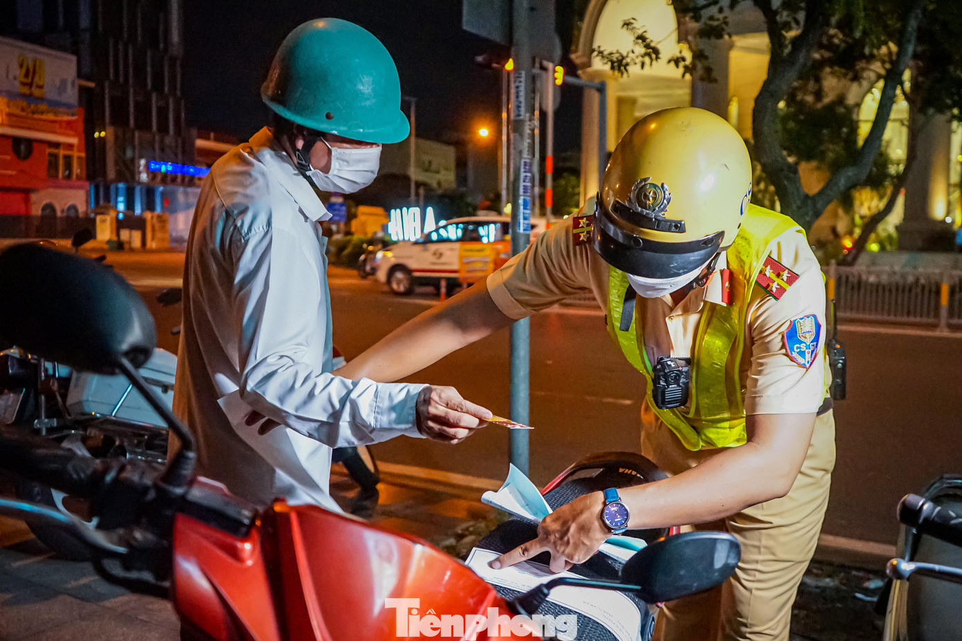 Trong lúc tổ công tác tiến hành dán giấy niêm phong để đưa phương tiện về tạm giữ theo quy định, ông K còn có nhiều hành vi chống đối lực lượng chức năng. Trong lúc tổ công tác tiến hành dán giấy niêm phong để đưa phương tiện về tạm giữ theo quy định, ông K còn có nhiều hành vi chống đối lực lượng chức năng.