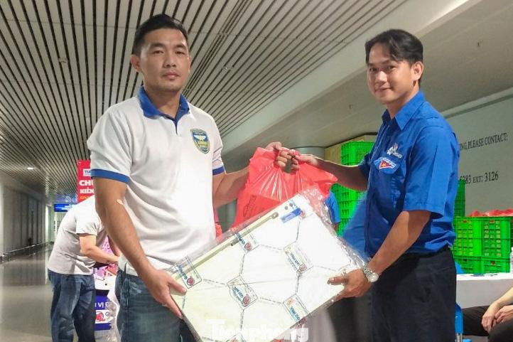 "Do chương trình mang đầy tính nhân văn cộng với mong muốn góp một phần nào đó giúp đỡ người bệnh nên tôi thường xuyên tham gia hiến máu bất cứ khi nào có điều kiện”, anh Quang (nhân viên an ninh Cảng hàng không quốc tế Tân Sơn Nhất, người đã từng 24 lần tham gia hiến máu) chia sẻ.