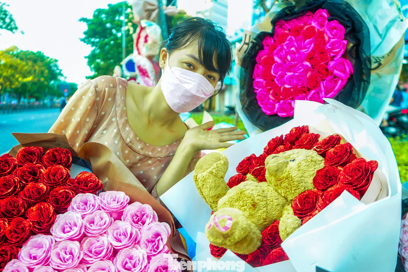 Mặt hàng thu hút nhiều khách hàng nhất tại sạp hoa này là những bó hoa được kết từ nhiều thú nhồi bông hoặc những bó hoa được tạo thành hình trái tim ở chính diện tạo nên sự lạ mắt cho nhiều người.