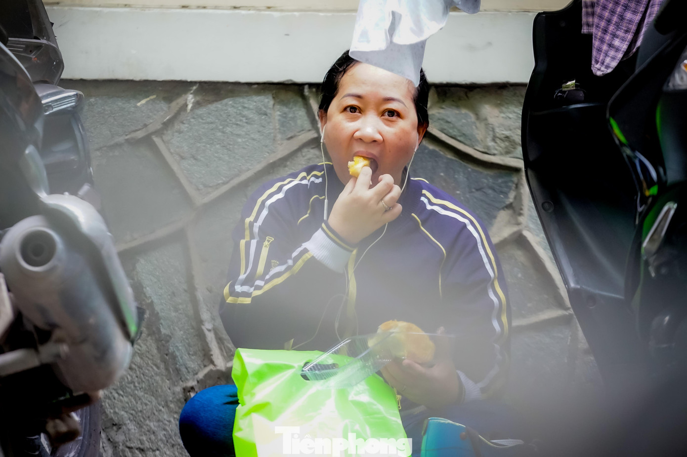 Do lịch thi trong sáng nay buộc phải đi sớm nên nhiều phụ huynh cũng đã kịp chuẩn bị sẵn cho mình những ổ bánh mì lót dạ trong lúc chờ đợi thí sinh hoàn thành xong bài thi.