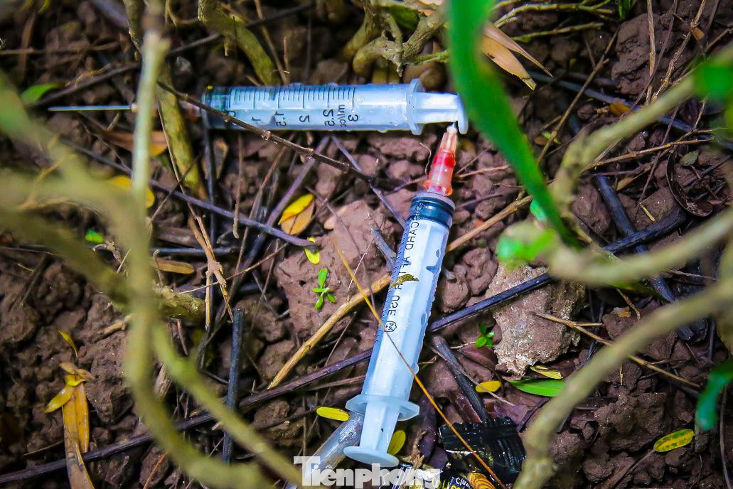 Thậm chí ở một số đoạn đường phóng viên còn ghi nhận được hình ảnh khá nhiều bơm tiêm không có nắp đậy và bên trong vẫn còn nguyên máu.
