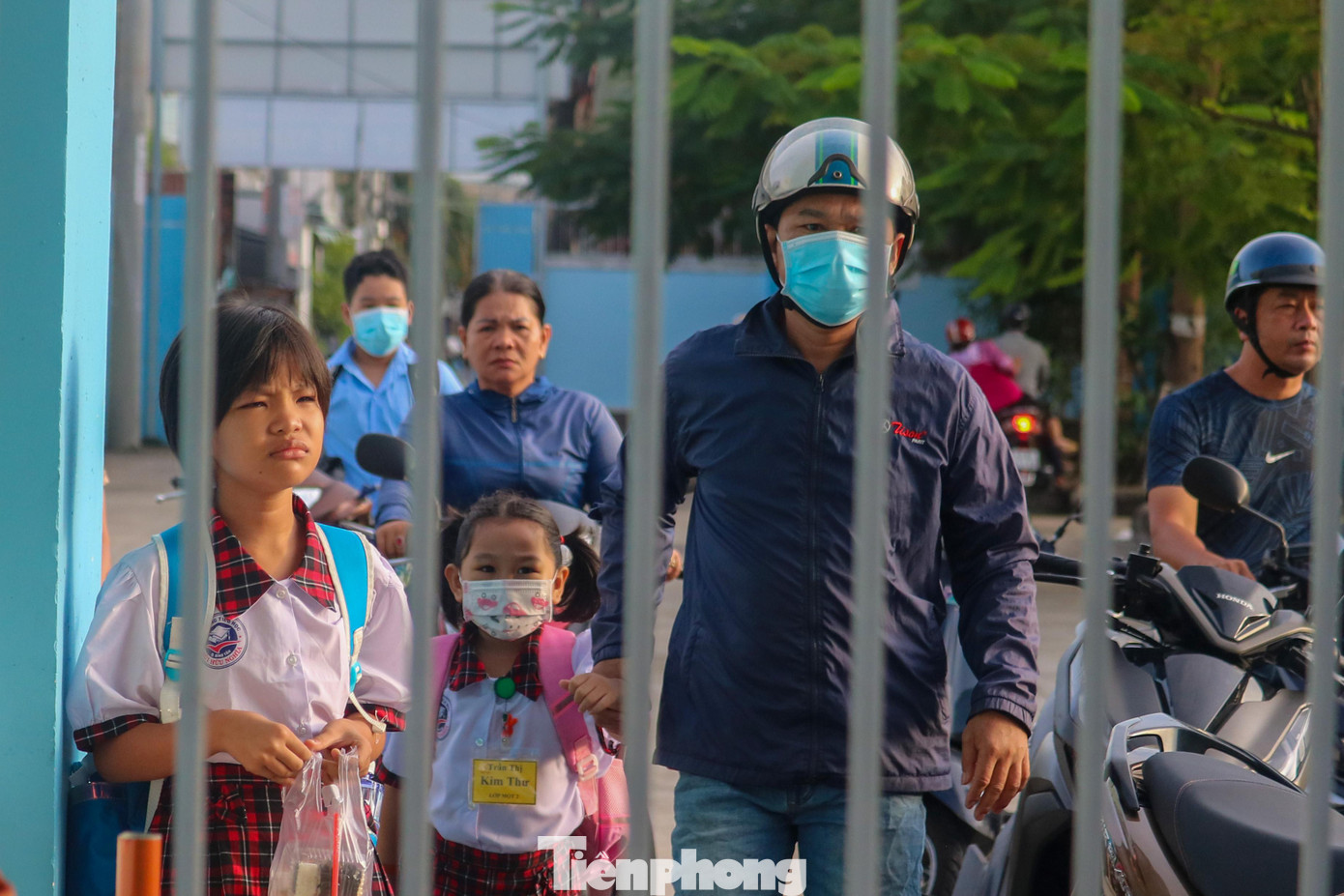 Tại trường Tiểu học Bùi Hữu Nghĩa (quận Bình Tân), nhiều bậc phụ huynh mặc dù rất bận rộn với công việc nhưng vẫn quyết định dành thời gian đưa con đến trường dự lễ khai giảng.