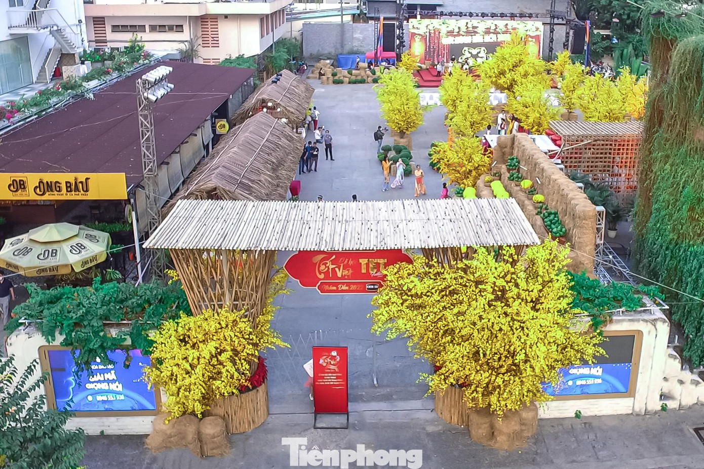 Như mọi năm, Phố ông đồ luôn là nơi để các bạn trẻ xúng xính diện chiếc áo dài truyền thống Việt Nam đến chụp ảnh. Năm nay, "phố ông đồ" có từ 25 đến 40 quầy hàng được đặt ở vỉa hè đường Phạm Ngọc Thạch và trong khuôn viên Nhà Văn hóa Thanh Niên.