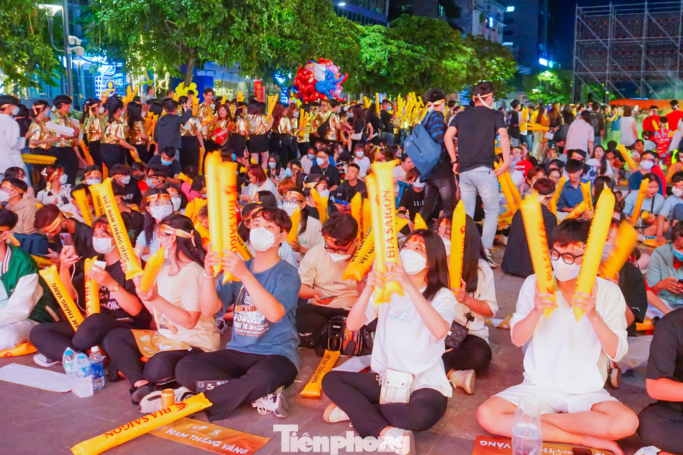 Bước sang hiệp 2, lần lượt các cầu thu như Tiến Linh, Hùng Dũng, Văn Đô ghi bàn mở tỷ số cho đội tuyển Việt Nam, nhiều cổ động viên tại phố đi bộ vui mừng trong không khí náo nhiệt.