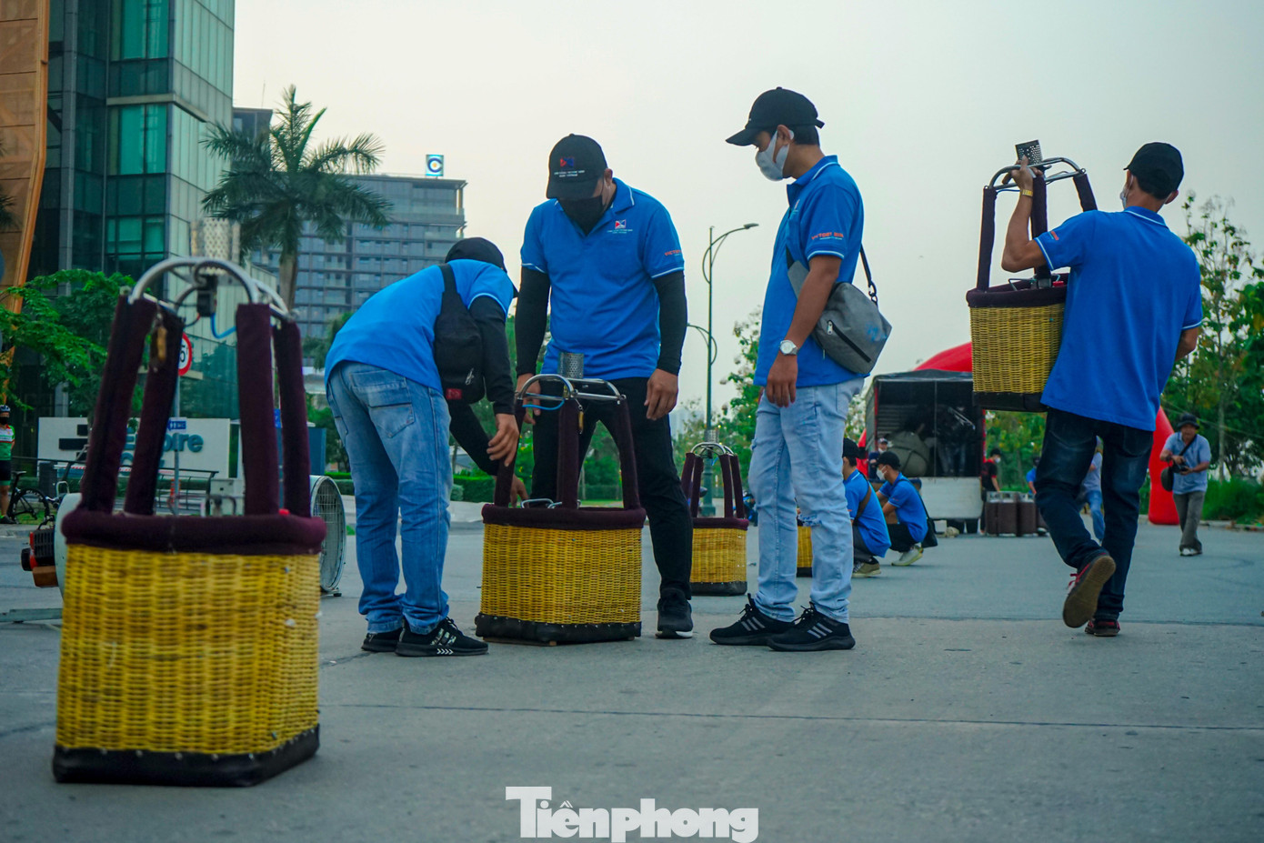 Đội hình các phi công của 12 chiếc khinh khí cầu nhỏ Đội hình các phi công của 12 chiếc khinh khí cầu nhỏ