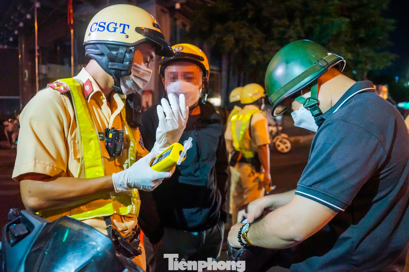 Trong lúc anh H đang làm việc với CSGT thì người đàn ông đi cùng anh H phân trần và cầu xin tổ công tác bỏ qua, nhưng sau khi nghe tổ công tác thuyết phục thì người này đã chấp hành việc lập biên bản của tổ công tác.