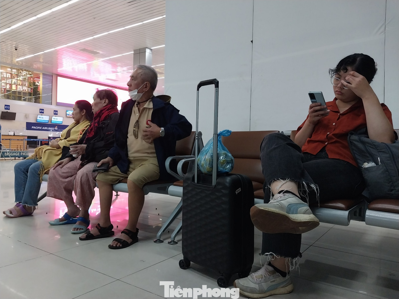 Vì lo sợ trễ giờ bay nên nhiều hành khách đã có mặt từ rất sớm, sau khi làm xong thủ tục một số hành khách tỏ ra khá mệt mỏi vì ngồi chờ khá lâu, nhiều người tranh thủ dùng điện thoại để giết thời gian chờ tới giờ lên máy bay.