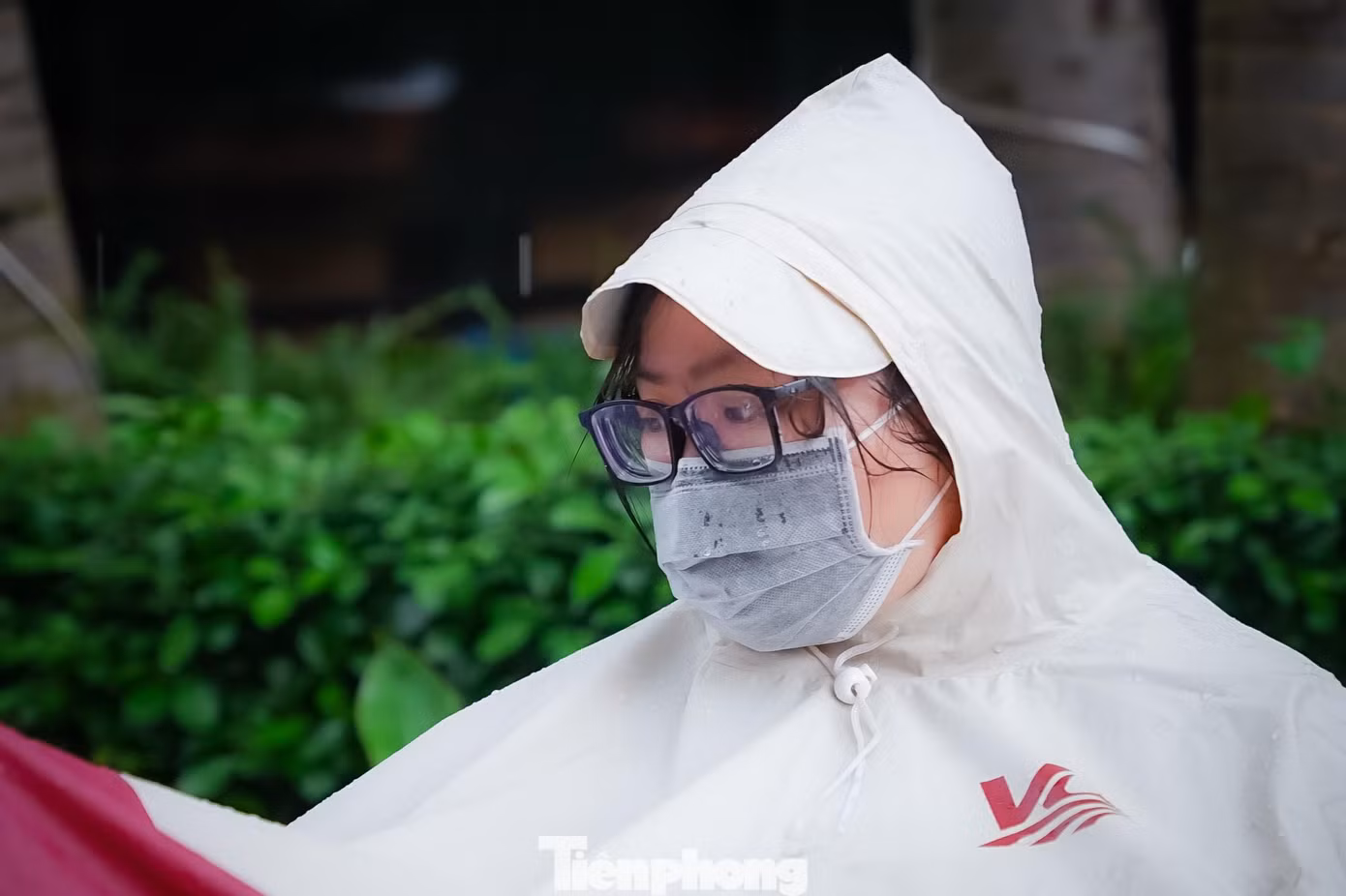“Do hôm nay bé đi nghe quy chế thi mà không được mang theo điện thoại nên tôi rất lo lắng vì sợ khi bé cần hỗ trợ bất chợt sẽ không có ai nên tôi đội mưa đứng chờ con” chị Thanh Vân (phụ huynh thí sinh) cho biết.
