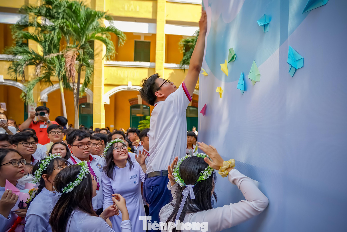 Sau màn tri ân tặng hoa, các bạn học sinh cùng nhau viết nên những điều ước rồi gấp thành máy bay giấy để dán lên những tấm bản ước nguyện.