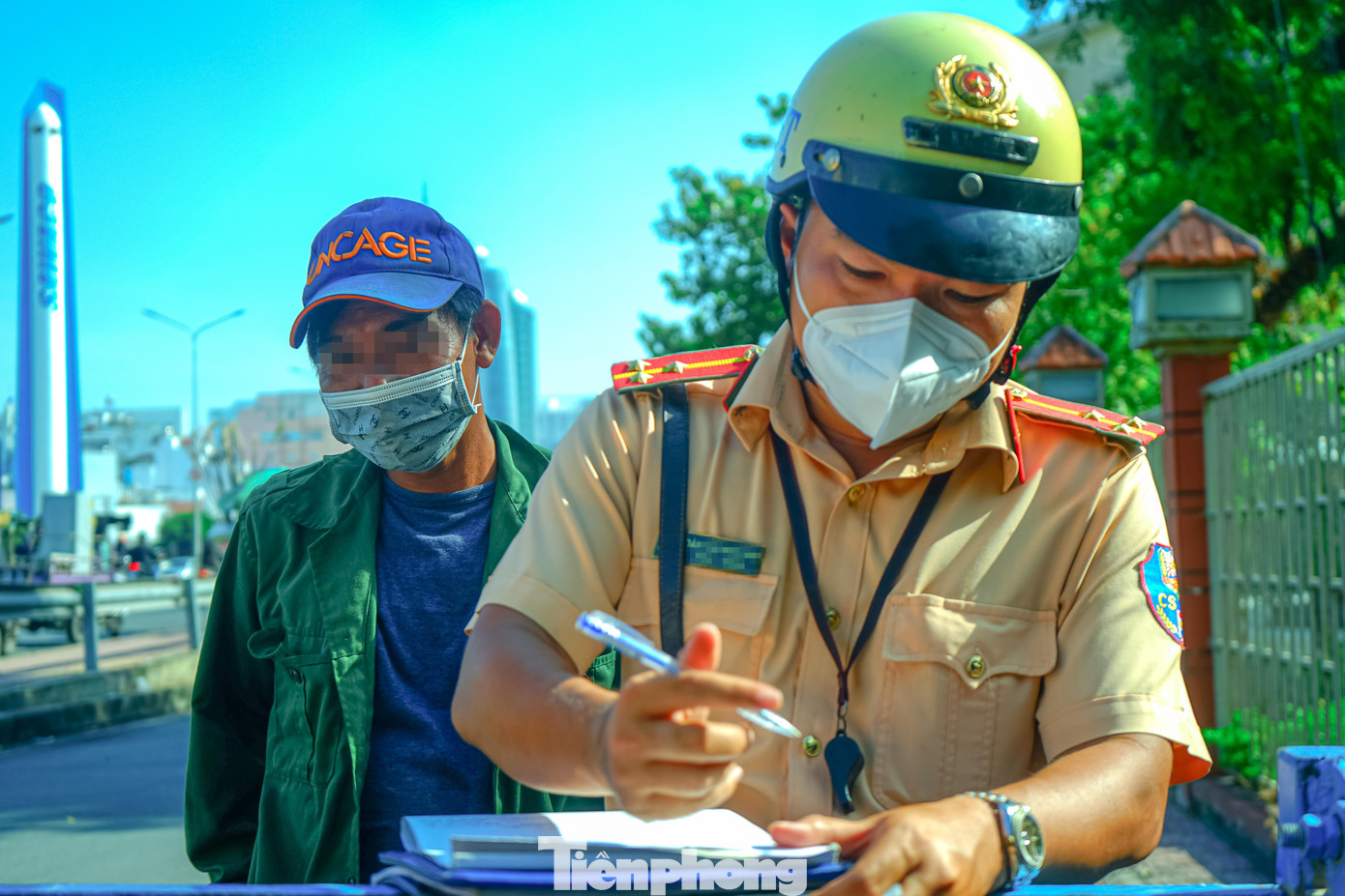 Anh Phan Thế H bị CSGT lập biên bản xử phạt