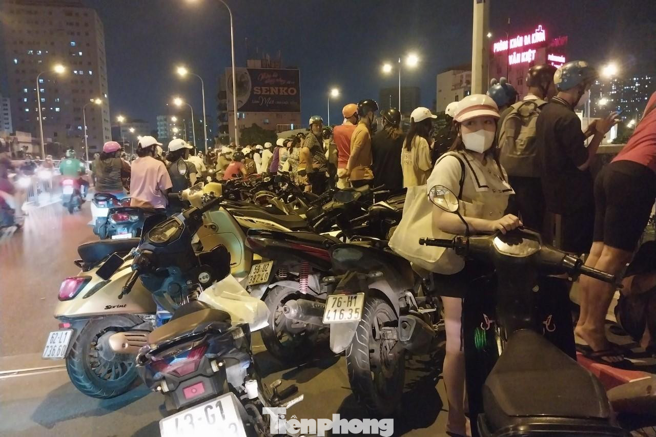 Người đi đường hiếu kỳ theo dõi vụ việc trên cầu chữ Y làm giao thông ùn ứ