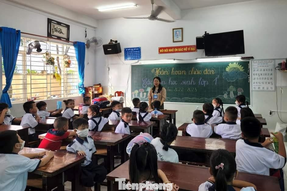 Sau khi sinh hoạt dưới cờ, các em theo giáo viên chủ nhiệm lên lớp để làm quen, đồng thời sinh hoạt, nghe thầy cô phổ biến nội quy nhà trường và các thông tin xoay quanh vấn đề học tập từ đây cho đến cuối năm học. (Ảnh: NTCC)