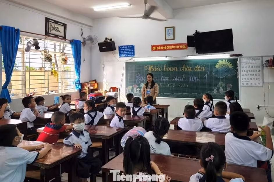Sau khi sinh hoạt dưới cờ, các em theo giáo viên chủ nhiệm lên lớp để làm quen, đồng thời sinh hoạt, nghe thầy cô phổ biến nội quy nhà trường và các thông tin xoay quanh vấn đề học tập từ đây cho đến cuối năm học. (Ảnh: NTCC)