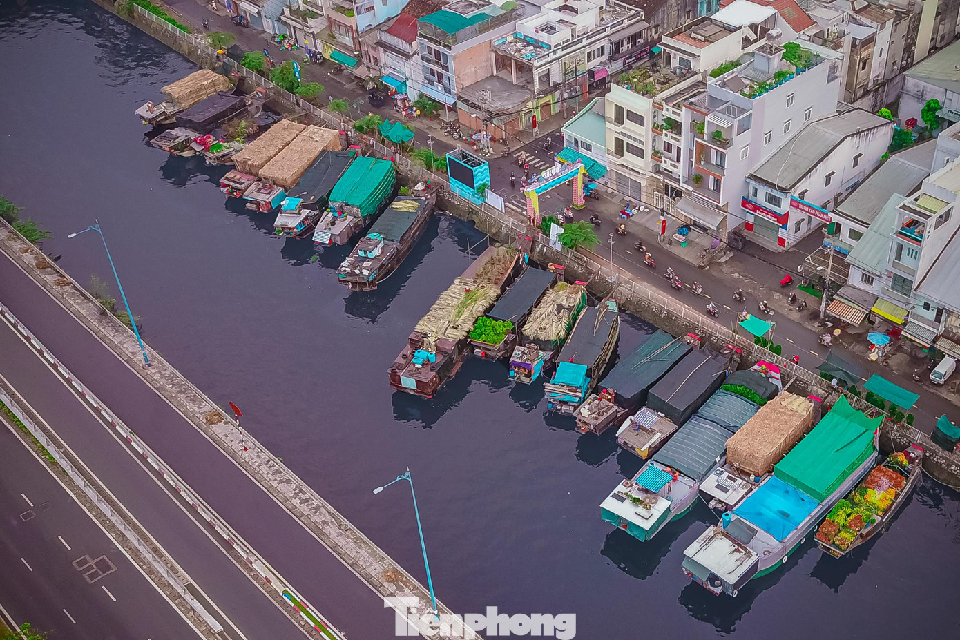 Chợ hoa xuân “Trên bến dưới thuyền” năm nay quy tụ gần 60 ghe tàu và khoảng trên 500 nhà vườn từ các tỉnh Bến Tre, Tiền Giang, Vĩnh Long, Đồng Tháp, Lâm Đồng... tham gia kinh doanh, trưng bày sản phẩm với nhiều chủng loại cây, hoa cảnh phong phú, mới lạ, đặc sắc.