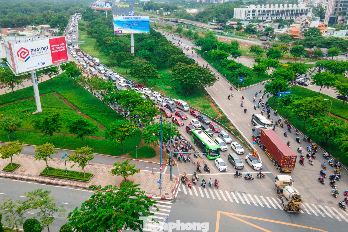 Theo ghi nhận của phóng viên Tiền Phong lúc 17h hôm nay (3/5), tại đường dẫn vào cao tốc TPHCM-Long Thành-Dầu Giây (đoạn giao đường Mai Chí Thọ - TP.Thủ Đức), xảy ra tình trạng ùn ứ phương tiện trong thời gian dài.