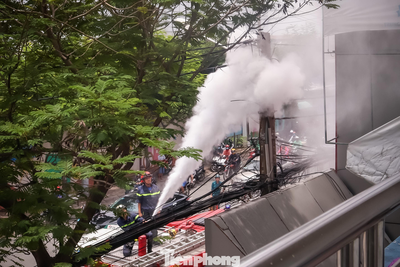 Một trụ điện có hệ thống dây mắc chằng chịt như “mạng nhện” bị chập điện bốc cháy trước cổng trường ĐH Nguyễn Tất Thành (Quận 4) Một trụ điện có hệ thống dây mắc chằng chịt như “mạng nhện” bị chập điện bốc cháy trước cổng trường ĐH Nguyễn Tất Thành (Quận 4)