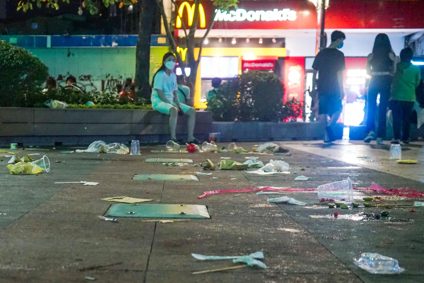 Lượng rác tăng đột biến khiến những công nhân vệ sinh và các tình nguyện viên phải làm việc vất hơn ngày thường để đảm bảo trả lại đường phố sạch đẹp vào sáng hôm sau.