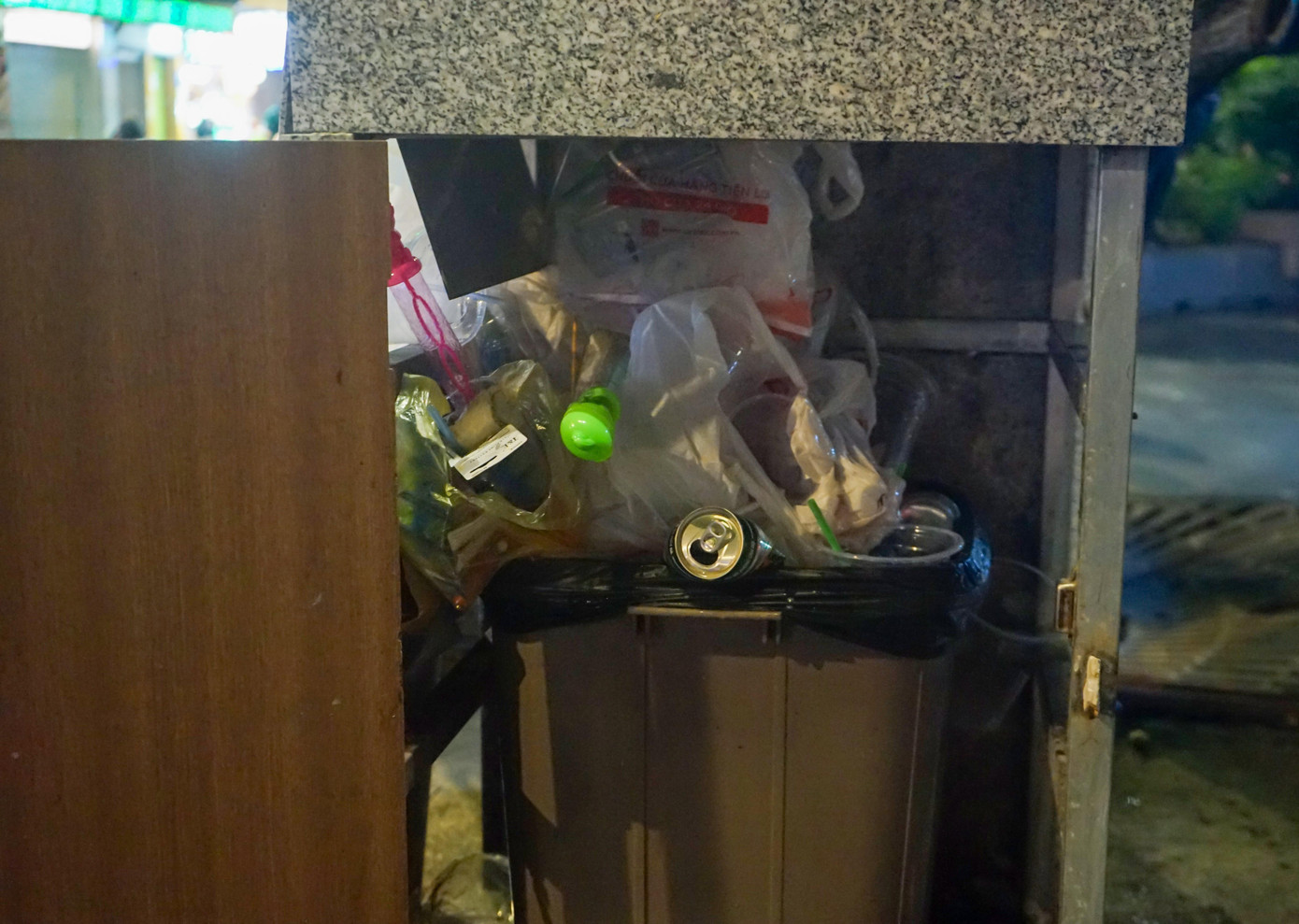 Một người dân cho rằng: “ Do các thùng rác tại phố đi bộ hầu hết có dung tích rất nhỏ, khi chương trình chào năm mới diễn ra thì sức chứa đã không còn đủ nên nhiều người chọn cách xả rác tại chỗ để nhờ công nhân vệ sinh dọn dẹp giúp”