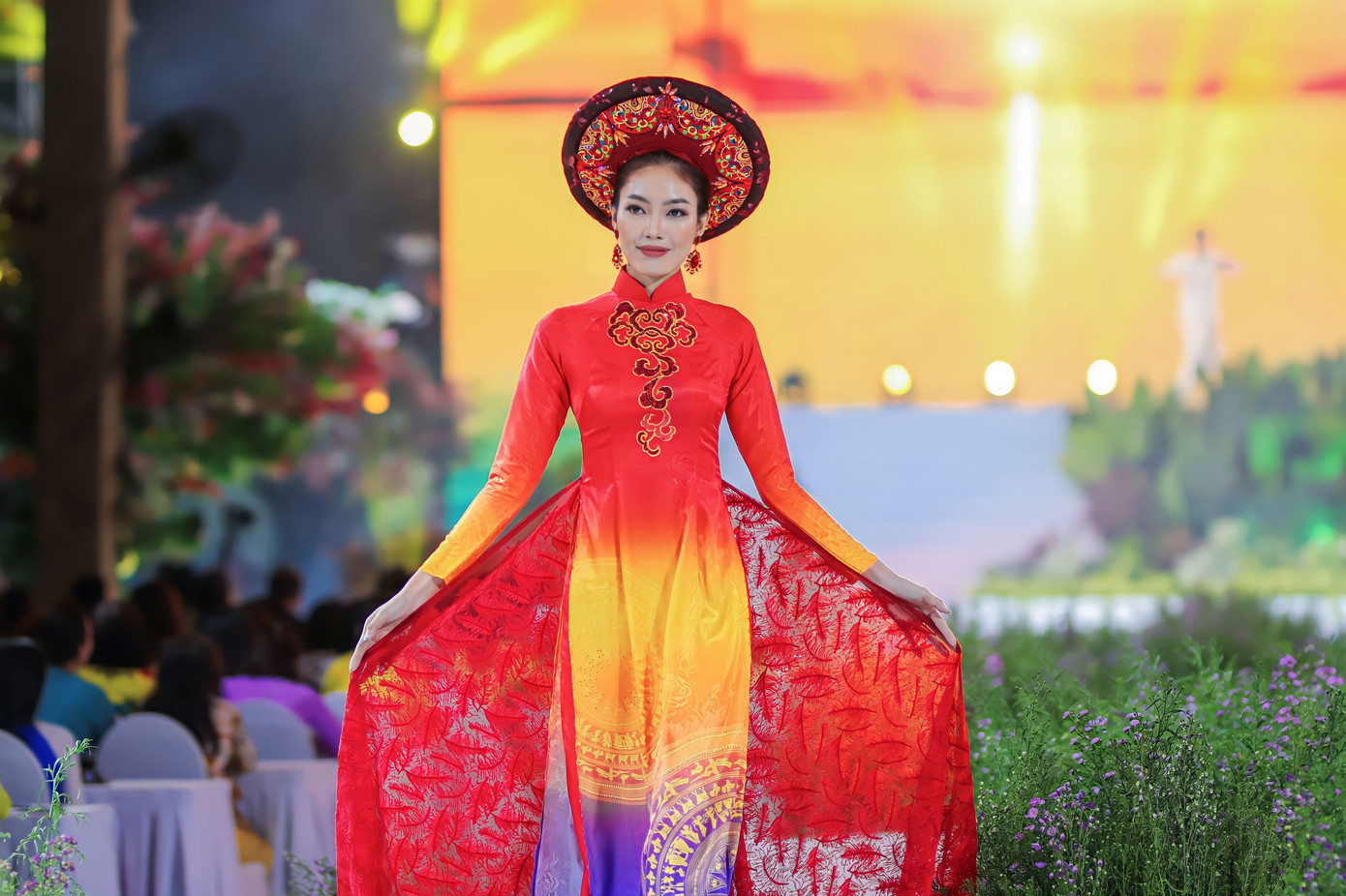 Hoa khôi Sông Vàm 2022 Huỳnh Đào Diễm Trinh và Hoa hậu H'Hen Niê trình diễn áo dài do nhà thiết kế Huy Doãn thiết kế tại các sự kiện thời trang lớn. Hoa khôi Sông Vàm 2022 Huỳnh Đào Diễm Trinh và Hoa hậu H'Hen Niê trình diễn áo dài do nhà thiết kế Huy Doãn thiết kế tại các sự kiện thời trang lớn.