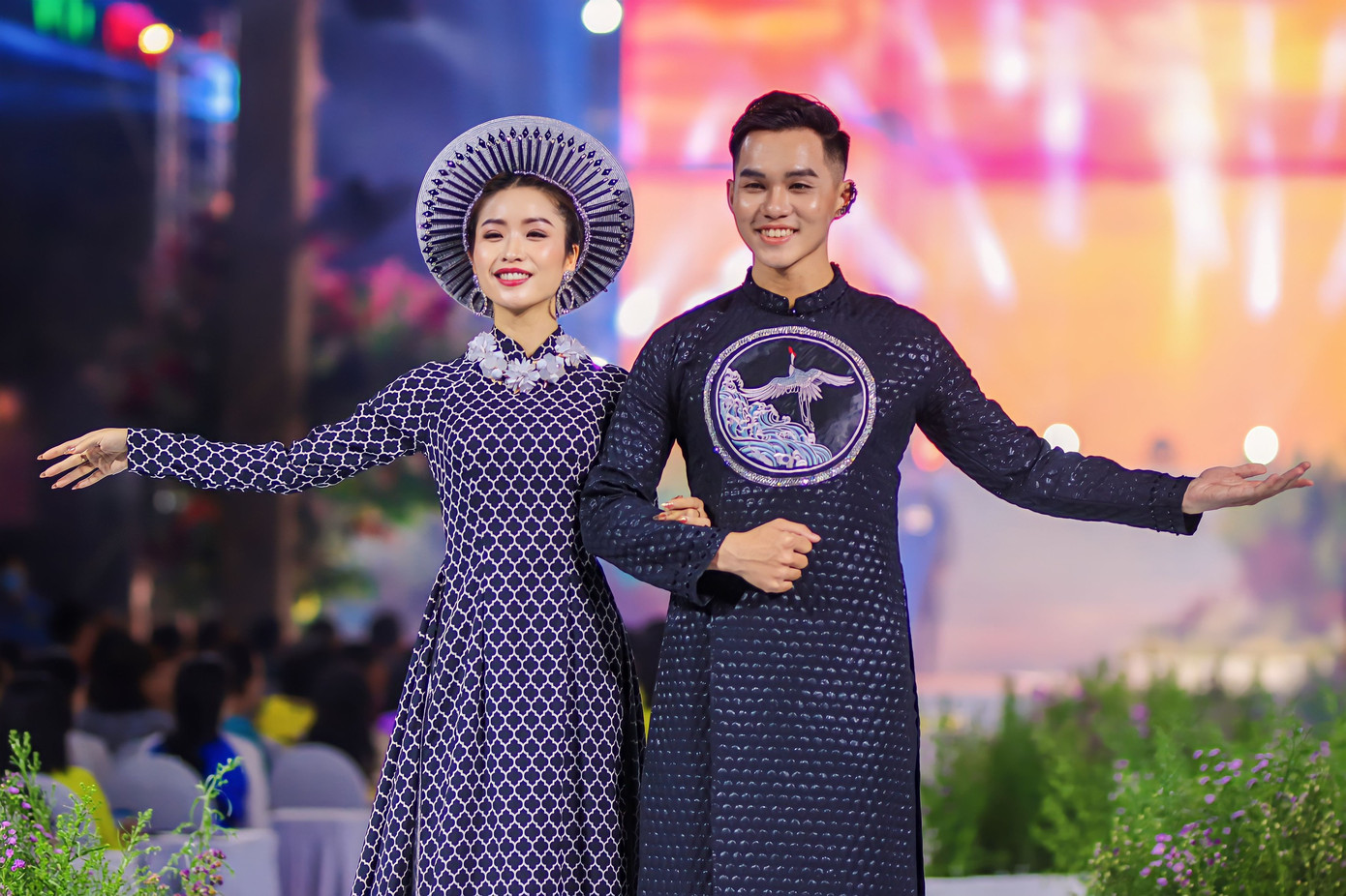 Người mẫu trẻ Jullyr Nguyễn (bên trái) và người mẫu Anh Khải (bên phải) trong tà áo dài của nhà thiết kế Huy Doãn trình diễn trên sân khấu chương trình "Lễ hội áo dài 2023". Người mẫu trẻ Jullyr Nguyễn (bên trái) và người mẫu Anh Khải (bên phải) trong tà áo dài của nhà thiết kế Huy Doãn trình diễn trên sân khấu chương trình "Lễ hội áo dài 2023".