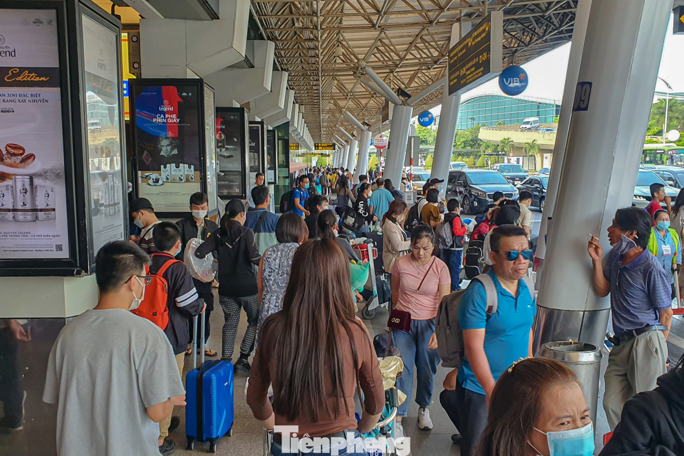 Ghi nhận tại cửa ga quốc nội lúc 17h ngày 29/1, có rất đông hành khách đáp chuyến bay trở lại TPHCM qua sân bay Tân Sơn Nhất. Ghi nhận tại cửa ga quốc nội lúc 17h ngày 29/1, có rất đông hành khách đáp chuyến bay trở lại TPHCM qua sân bay Tân Sơn Nhất.