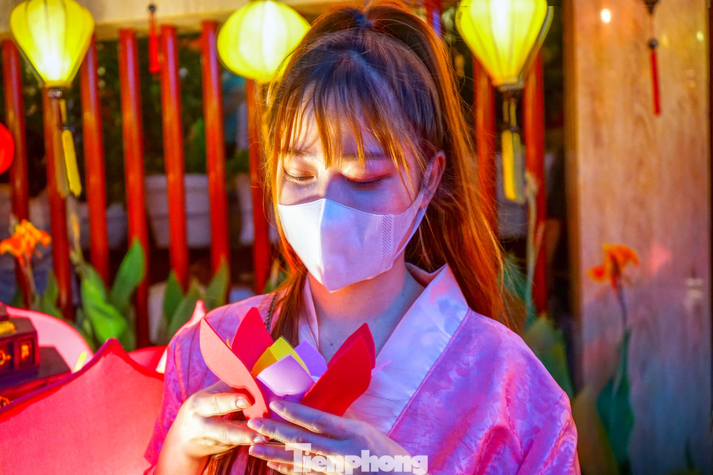 "Cảm xúc của mình hôm nay rất là hào hứng nên mình đã đi từ sớm vì 2 năm mới tổ chức lại. Cảm thấy bây giờ rất là vui, đang rất là mong chờ để có thể được thả đèn hoa đăng" , chị Tôn Nữ Huyền Trang (ngụ quận 1) chia sẻ.