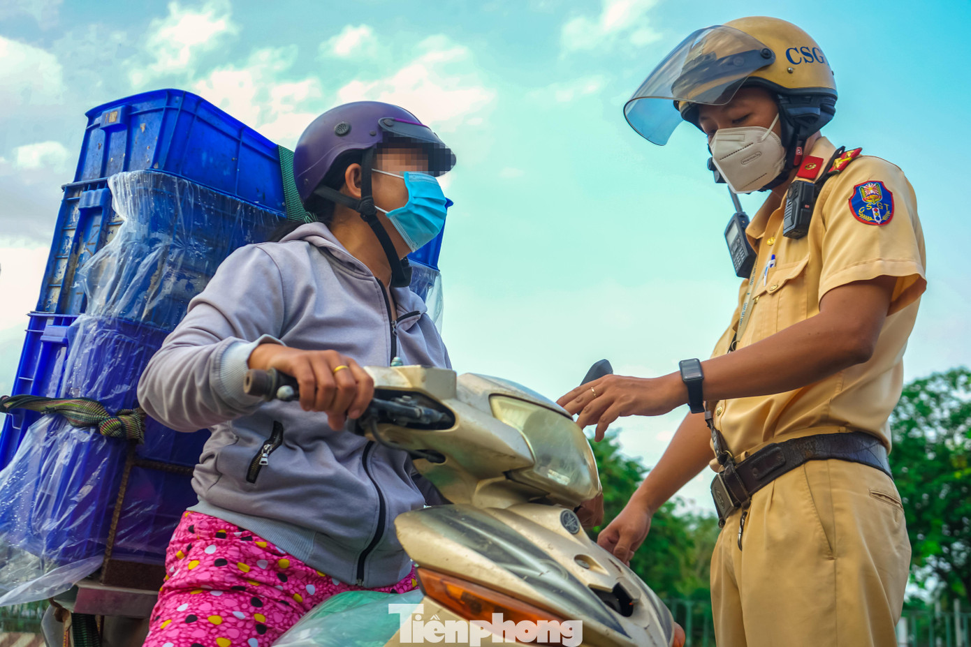 Khi bị CSGT tuýt còi bà A nói, do mình đi chở các mặt hàng là cá tươi sống vì đi gấp quá nên không mang theo bất kỳ loại giấy tờ nào kể cả giấy chứng minh nhân dân.