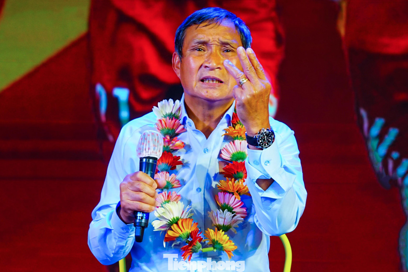 HLV Mai Đức Chung chia sẻ: &quot;Lúc chúng tôi ở Tây Ban Nha tập luyện, điều mà chúng tôi lo lắng nhất tại thời điểm đó là có nhiều cầu thủ bị nhiễm COVID-19. Chúng tôi giao nhiệm vụ ra cho từng người để tìm mua các thành phần như gừng, sả để về cho các vận động viên xông. Nhưng ngặt nỗi ở bên đó những thứ như thế rất khó kiếm. Bằng sự quyết tâm cũng như vì màu cờ sắc áo của dân tộc, toàn thể ban huấn luyện và các vận động viên cũng đã cùng nhau động viên vượt qua&quot;.