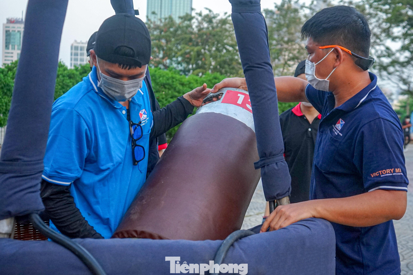 Các phi công đưa những phụ kiện vào lắp ráp một chiếc khinh khí cầu lớn Các phi công đưa những phụ kiện vào lắp ráp một chiếc khinh khí cầu lớn