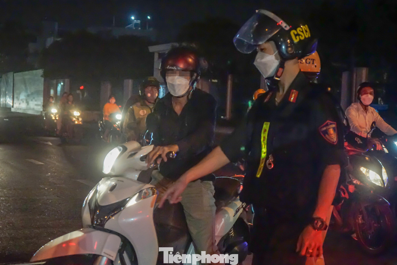 Sau khoảng 20 phút lập chốt kiểm tra, lực lượng chức năng đã phát hiện nhiều người tham gia giao thông vi phạm nồng độ cồn và hầu hết các trường hợp bị thổi phạt đều bị lỗi phạt “kịch khung”