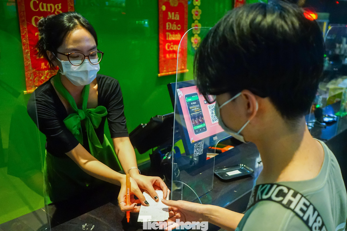 Trong đó, thời gian từ 10h sáng đến 14h chiều tại riêng cụm rạp ở Vincom Lê Văn Việt đã có hơn 850 vé xem phim được bán ra. Có khoảng 40% là vé đặt trên các ứng dụng và 60% là vé được bán tại quầy vé của rạp.