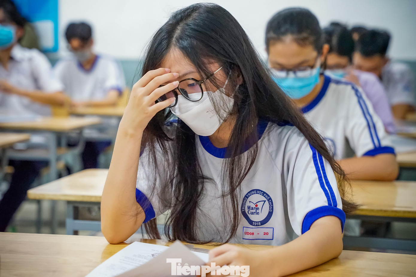 Bên cạnh những hình ảnh hồi hộp, lo lắng của các sĩ tử trong phòng thi thì hình ảnh các bậc phụ huynh đứng dưới trời nắng nhiều giờ liền thấp thỏm đợi con từ phía ngoài cổng trường khiến nhiều người xúc động.