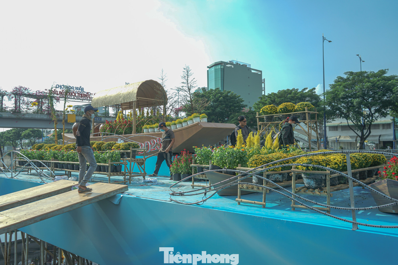 Những tiết mục đờn ca tài tử trên ghe bầu cũng sẽ được biểu diễn phục vụ du khách tham quan. Trong đó, 2 ghe sẽ biểu diễn cố định trên bến Bình Đông và 2 ghe sẽ lưu diễn di động dưới sông.