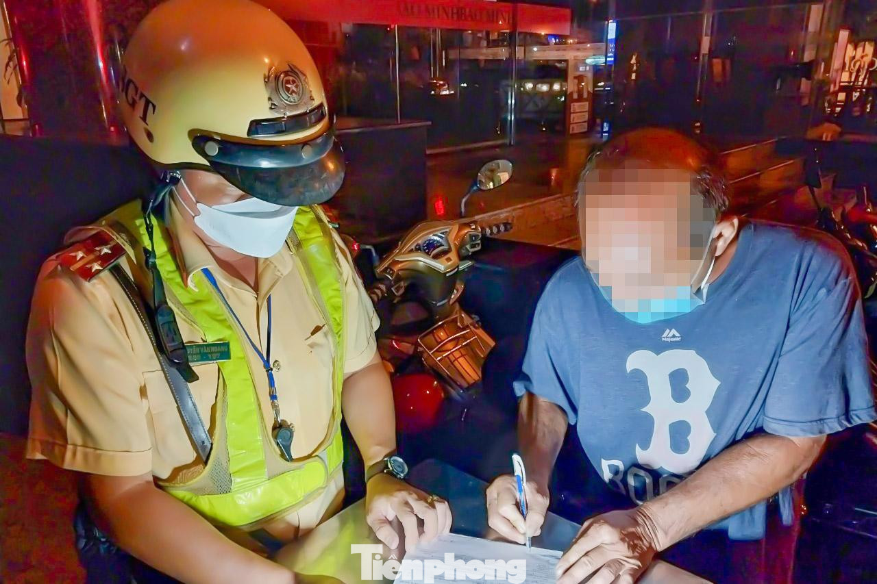 Ông T chấp hành ký biên bản vi phạm