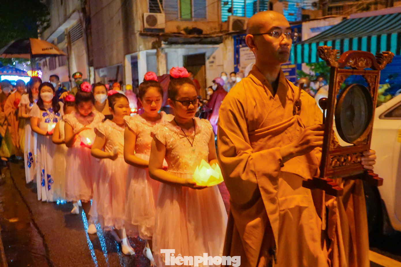 Sau khi các sư thầy tại chùa thực hiện nghi lễ rước đèn cho đêm thả hoa đăng, hàng ngàn người dân cùng nhau xếp hàng dài bên kênh Nhiêu Lộc - Thị Nghè lần lượt thả hoa đăng xuống kênh.