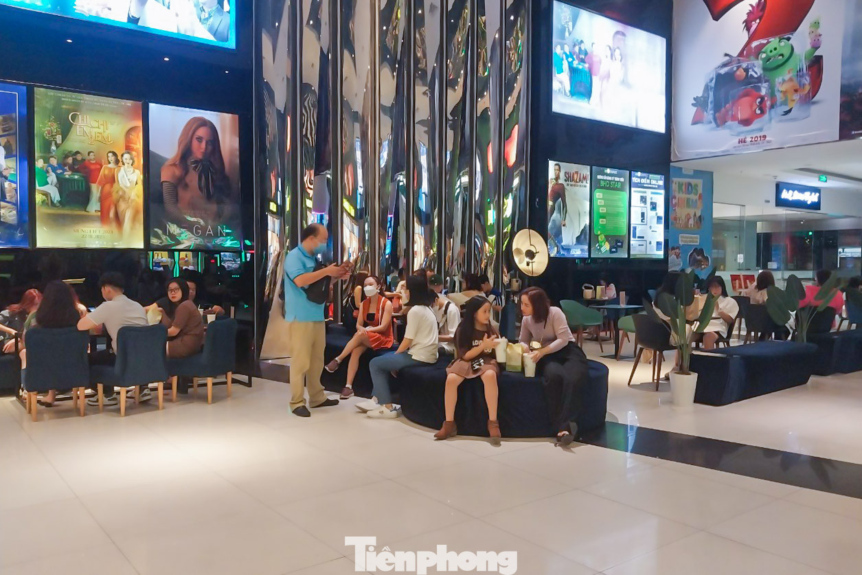 Thay vì đi du lịch, du xuân..., đến với rạp chiếu phim trong những ngày đầu năm mới cũng là một trong những lựa chọn khá phổ biến của nhiều người dân TPHCM, đặc biệt là các bạn trẻ.