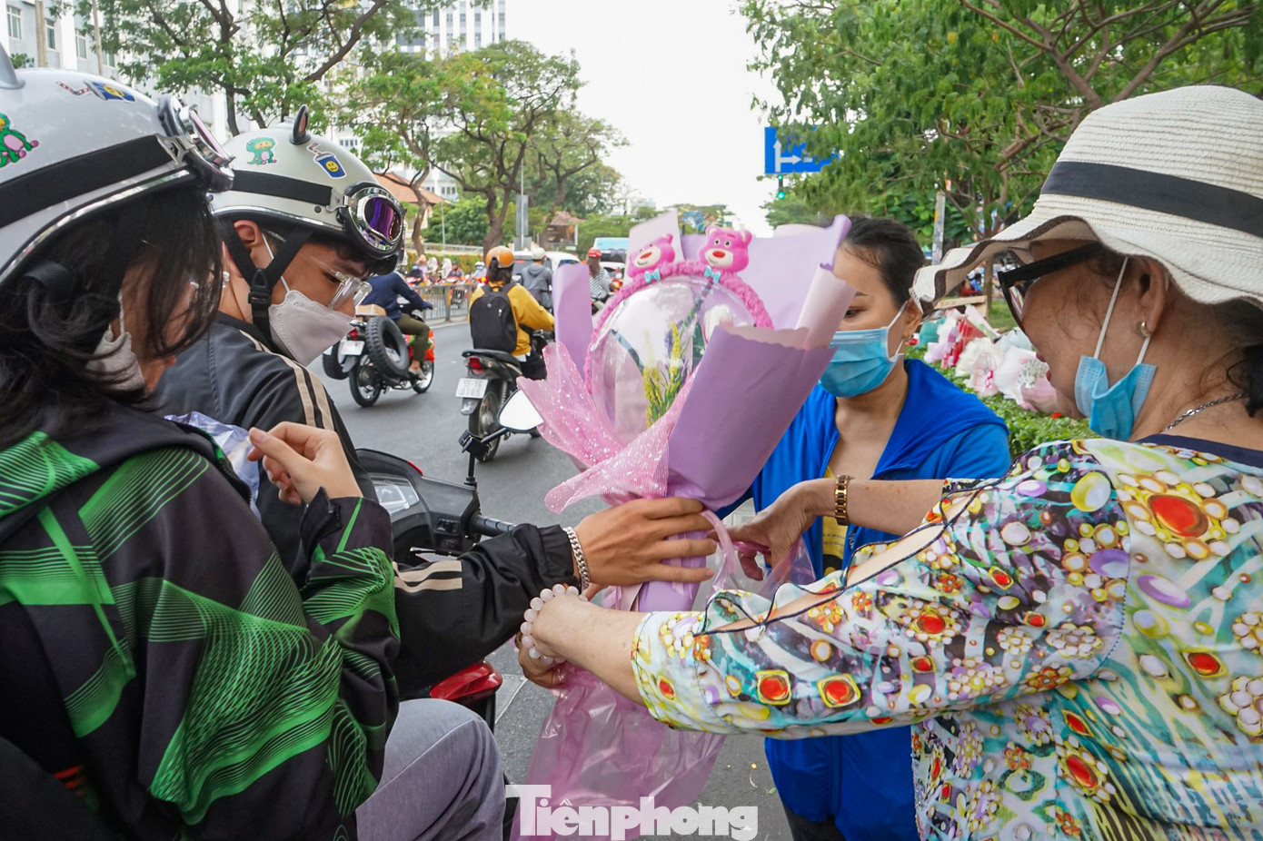 Ngày Valentine (14/2) là dịp để các cặp đôi bày tỏ tình cảm với nhau. Đối với những ai chưa có nửa kia, ngày này cũng là cơ hội để họ thổ lộ tình cảm với đối phương thông qua những bó hoa tươi thắm.
