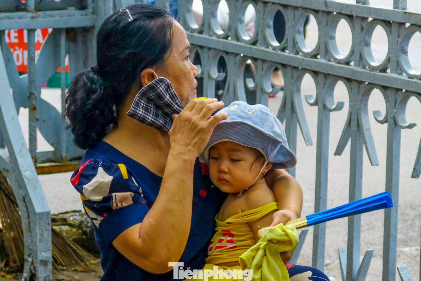 Do phải chờ đợi khá lâu, nhiều gia đình có cháu nhỏ tỏ ra khá mệt mỏi. Thậm chí còn có một số người quyết định bắt taxi sang điểm vui chơi khác hoặc về nhà vì chờ mua vé quá lâu.