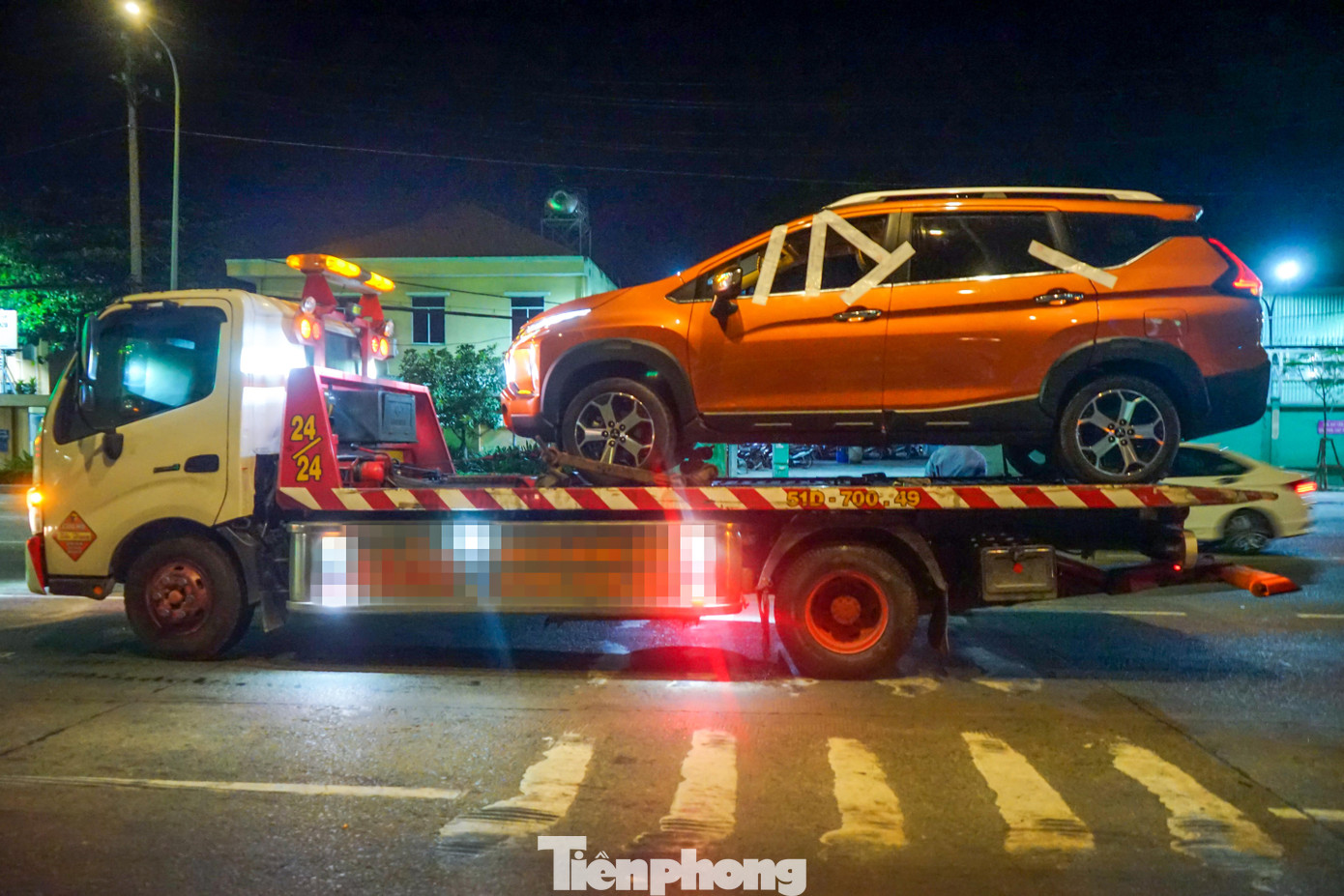 Tổ công tác dùng xe cứu hộ chở xe ô tô ông P có dán niêm phong về trụ sở Tổ công tác dùng xe cứu hộ chở xe ô tô ông P có dán niêm phong về trụ sở