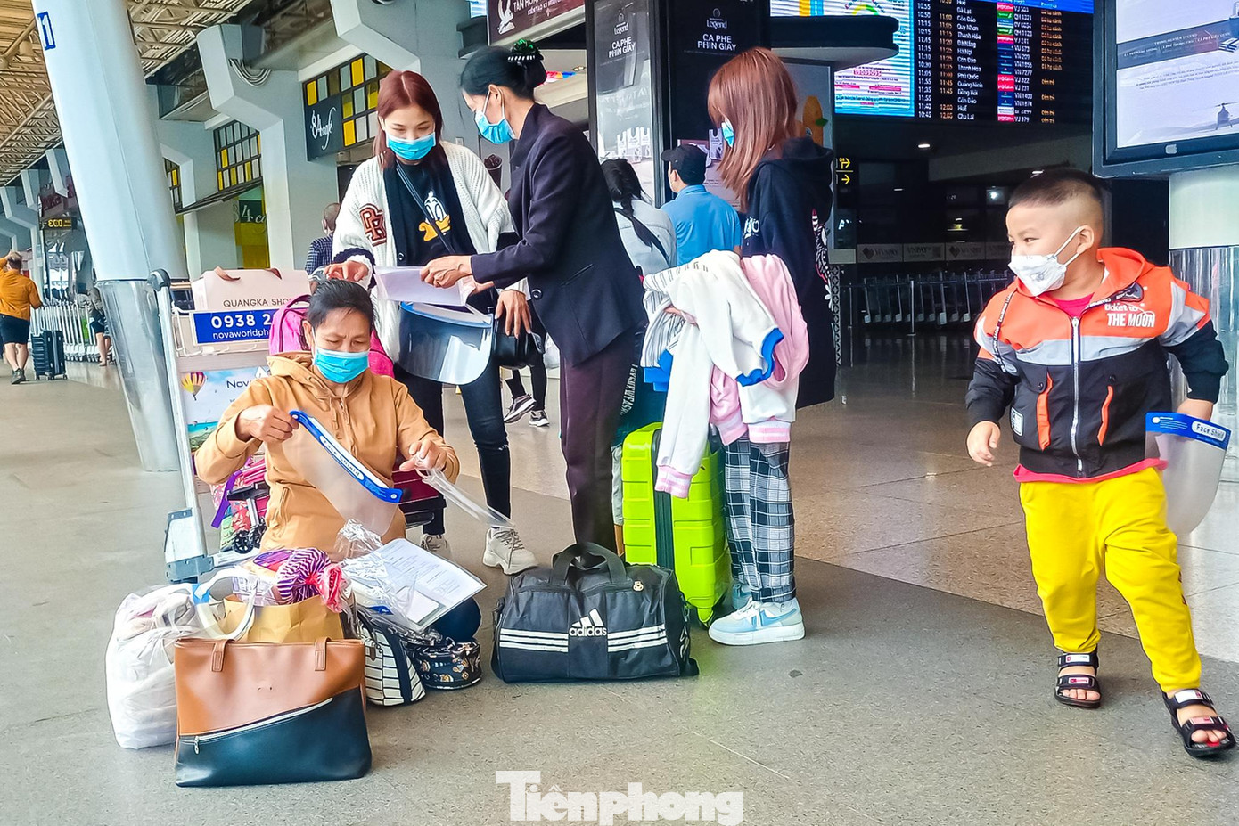 Theo nhiều người làm thủ tục check-in tại sân bay cho biết, so với các năm trước thì giá vé máy bay bao gồm cả thuế cho một chiều mà các hãng hàng không bán ra trong dịp tết Nguyên Đán năm nay có xu hướng đắt hơn.