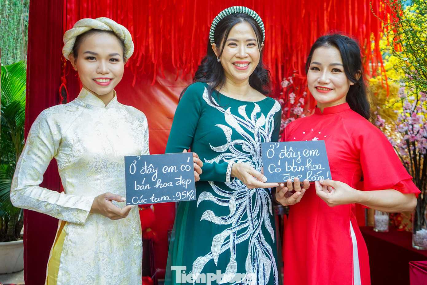 MC Quỳnh Hoa diện áo dài chụp ảnh check-in cùng 2 diễn viên xiếc Thanh Hoa và Trúc Vy MC Quỳnh Hoa diện áo dài chụp ảnh check-in cùng 2 diễn viên xiếc Thanh Hoa và Trúc Vy