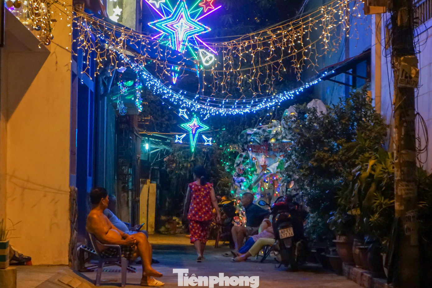 Không riêng xóm đạo Phạm Thế Hiển, nhiều xóm đạo khác tại TPHCM tuy quy mô không lớn nhưng vẫn gây ấn tượng cho nhiều du khách bởi sự lung linh do các giáo dân sẵn sàng chi tiền triệu trang trí để tạo không khí vui tươi, phấn khởi trong dịp lễ quan trọng này . Không riêng xóm đạo Phạm Thế Hiển, nhiều xóm đạo khác tại TPHCM tuy quy mô không lớn nhưng vẫn gây ấn tượng cho nhiều du khách bởi sự lung linh do các giáo dân sẵn sàng chi tiền triệu trang trí để tạo không khí vui tươi, phấn khởi trong dịp lễ quan trọng này .