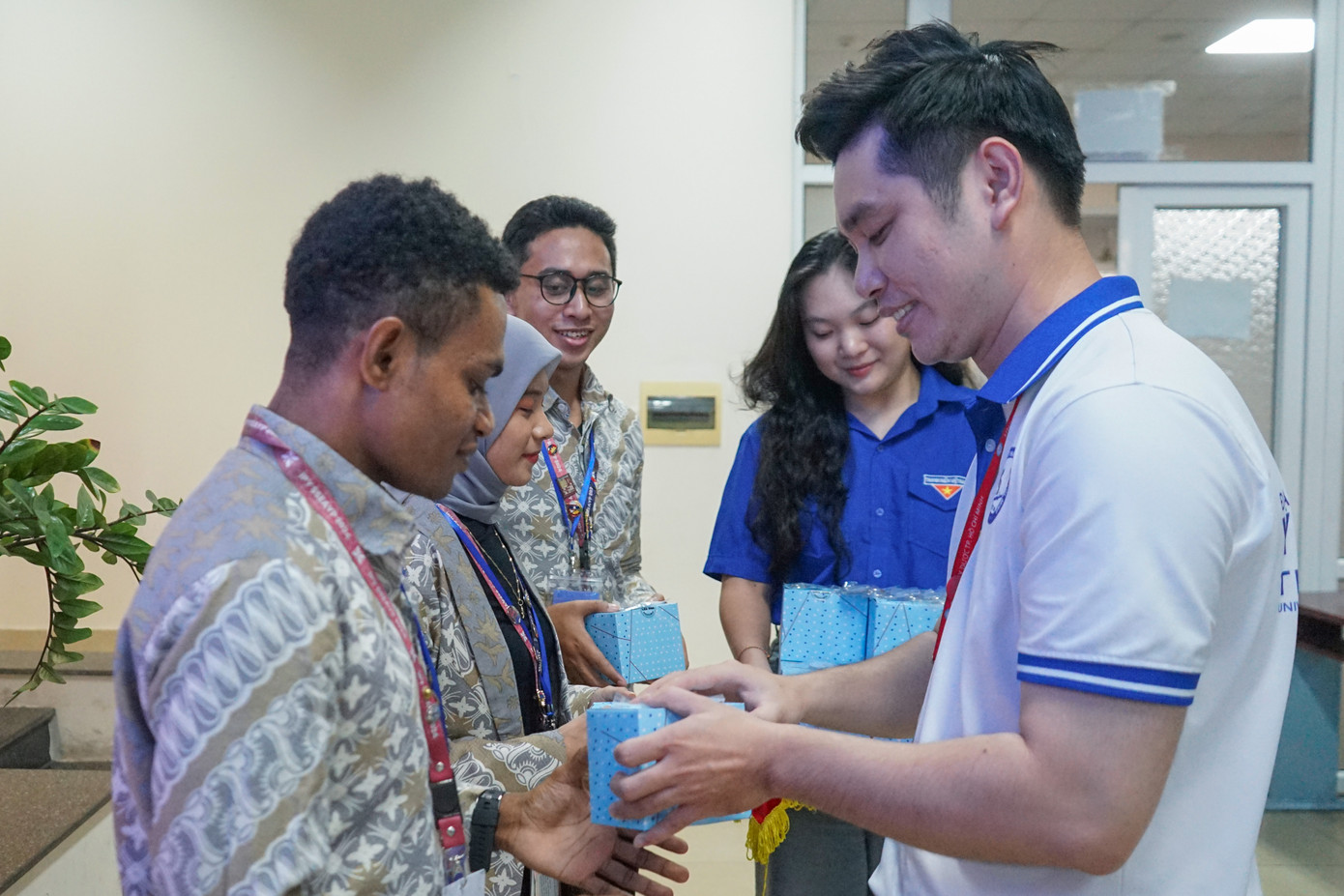 Sau chương trình, các đại biểu còn được sinh viên và giảng viên nhà trường cùng đại diện của Thành Đoàn TP. HCM trao tặng những phần quà.