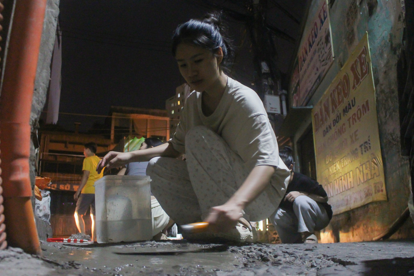 “Dù công việc trong nhóm có phần hơi nặng nhưng khi nhận lại được những lời cảm ơn của người dân, mình cảm thấy việc làm có ý nghĩa”, chị Phạm Khánh Linh (thành viên nhóm vá đường ''Neha) chia sẻ.