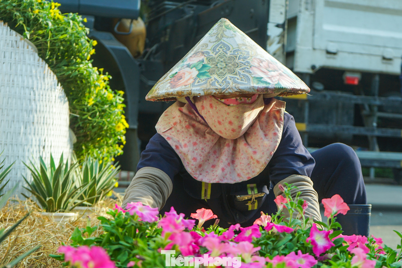 Theo một nhân viên thi công tiểu cảnh cho biết, do Tết năm nay đến sớm hơn mọi năm nên việc trang trí các tiểu cảnh tại Công viên Lê Văn Tám cũng đã được lên ý tưởng từ rất sớm.