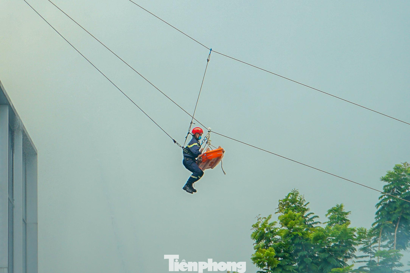 Nhận được tin báo cháy, trung tâm 114 đã báo cáo lãnh đạo Phòng Cảnh sát PCCC&amp;CNCH – Công an TPHCM đề nghị cho Đội Cảnh sát PCCC&amp;CNCH - Công an TP. Thủ Đức xuất xe đến hiện trường tham gia công tác chữa cháy tìm kiếm đưa các nạn nhân bị mắc kẹt bên trong đám cháy ra bên ngoài.